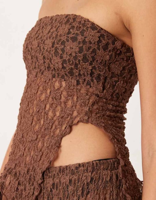ASOS DESIGN mesh asymmetrisk bandeau med delad sida i brunt - Image 3