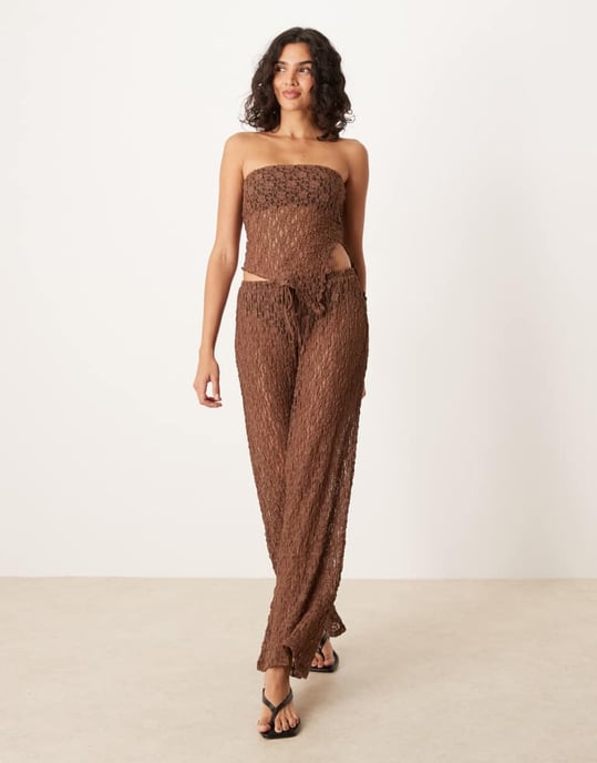 ASOS DESIGN mesh asymmetrisk bandeau med delad sida i brunt - Image 4