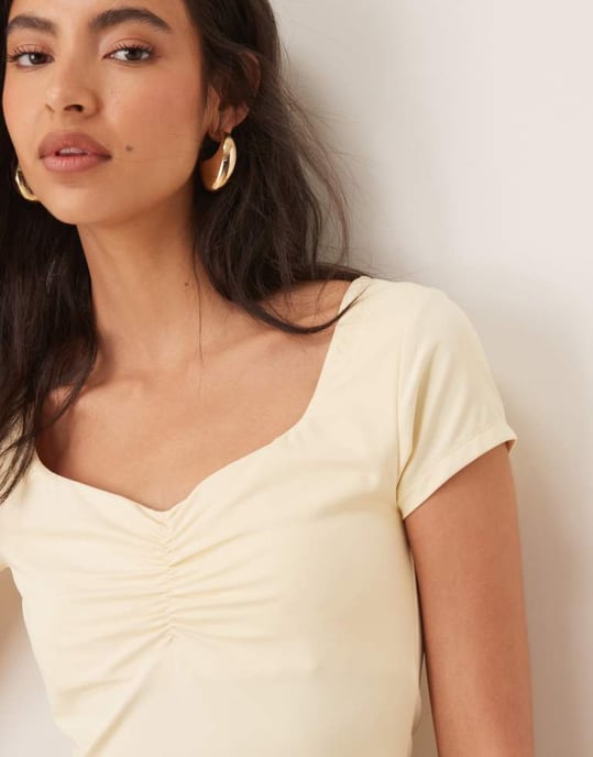 ASOS DESIGN slinky kortärmad topp med rynkad byst i smörmjölk - Image 2