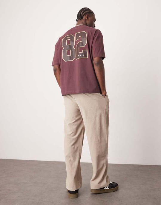 ASOS DESIGN överdimensionerad t-shirt med varsitygrafik i burgunderröd - Image 2