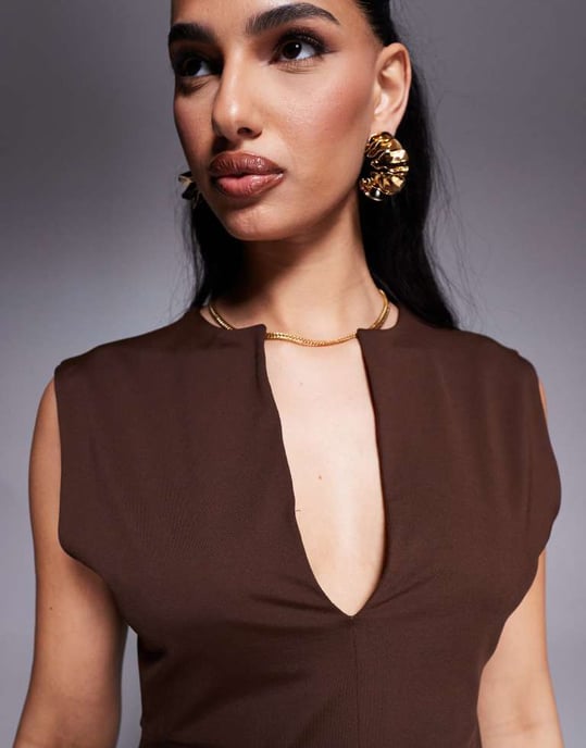 ASOS DESIGN polyamid topp med djup urringning och åtsittande midja i choklad - Image 4