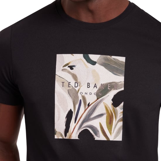 Ted Baker Justino Box Print Svart T-shirt Med Grafisk Design - Image 4
