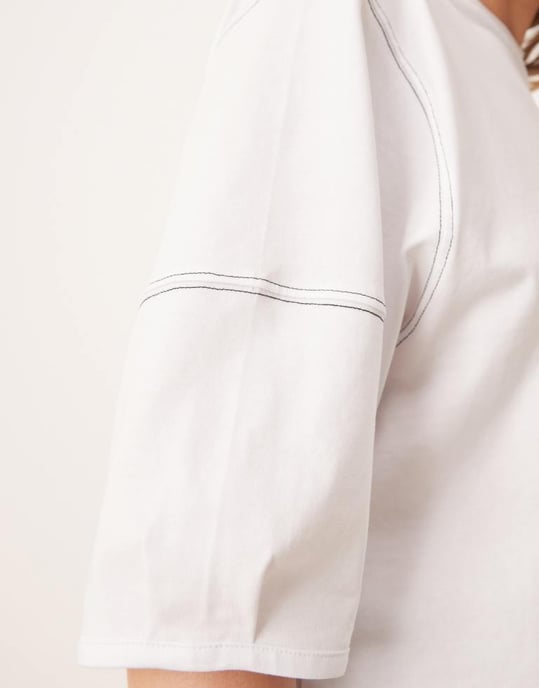 ASOS DESIGN boxy crop t-shirt med kontrastsömmar i vitt - Image 2
