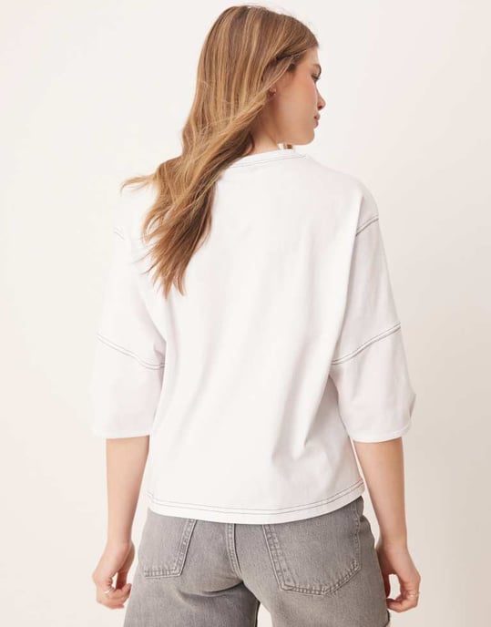 ASOS DESIGN boxy crop t-shirt med kontrastsömmar i vitt - Image 4