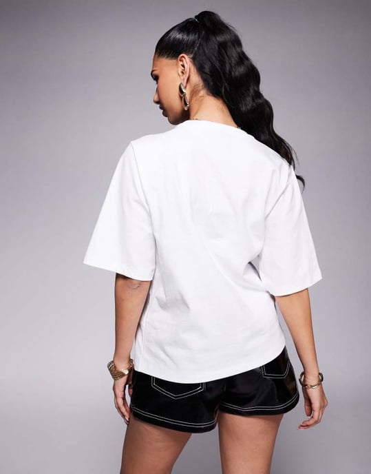 ASOS DESIGN vit t-shirt med guldfärgad metalldetalj och rynkning - Image 3