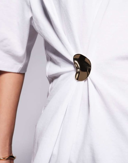 ASOS DESIGN vit t-shirt med guldfärgad metalldetalj och rynkning - Image 4