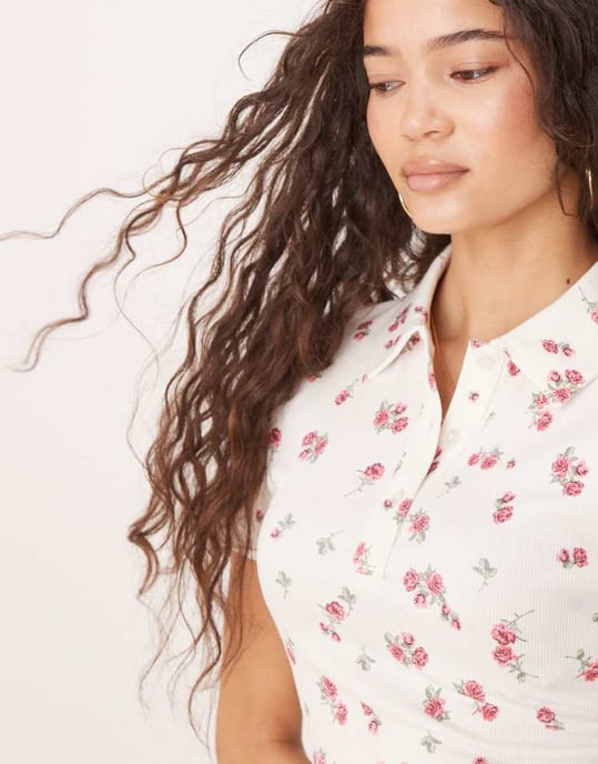 ASOS DESIGN kortärmad polotröja med knappar i blommönster - Image 4