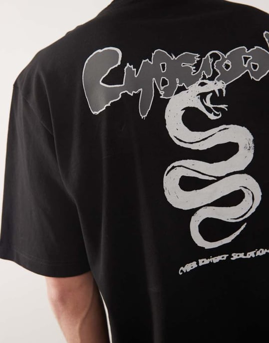 Veckodagsavslappnad t-shirt med cyberorm grafiktryck i svart - Image 4