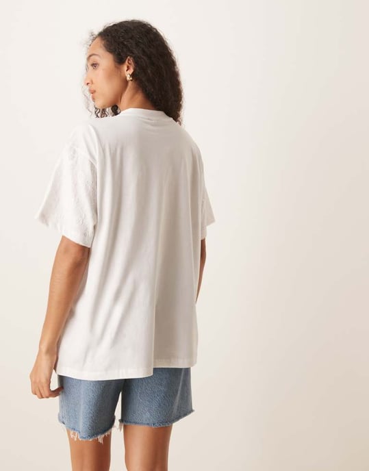 ASOS DESIGN oversized t-shirt med bandgrafik och spetsöverlägg i vitt - Image 3