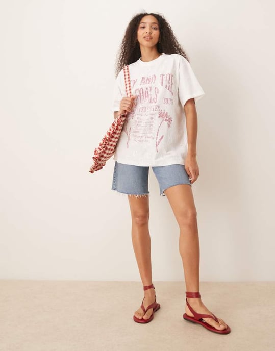 ASOS DESIGN oversized t-shirt med bandgrafik och spetsöverlägg i vitt - Image 4