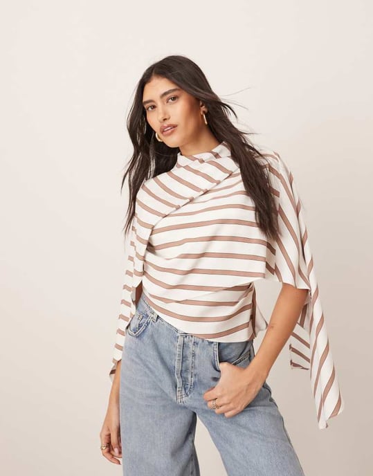 ARRANGE asymmetrisk topp med draperad halsdetalj i kamelrandig - Image 1