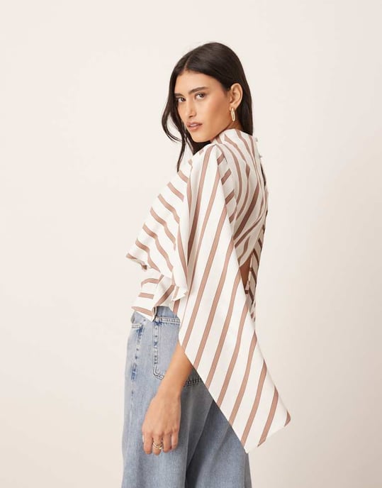 ARRANGE asymmetrisk topp med draperad halsdetalj i kamelrandig - Image 3