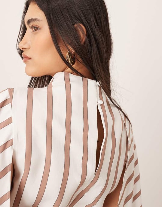 ARRANGE asymmetrisk topp med draperad halsdetalj i kamelrandig - Image 4