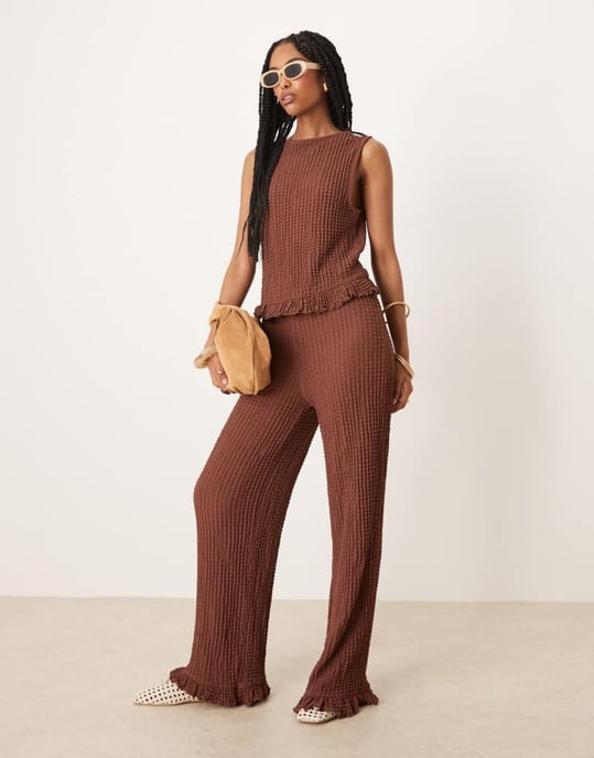 ASOS DESIGN strukturerad boxy topp med volangkant och höfthalsringning i brunt - Image 2