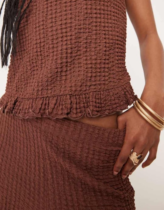 ASOS DESIGN strukturerad boxy topp med volangkant och höfthalsringning i brunt - Image 3