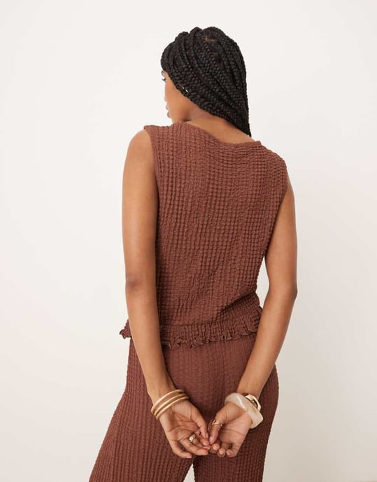 ASOS DESIGN strukturerad boxy topp med volangkant och höfthalsringning i brunt - Image 4
