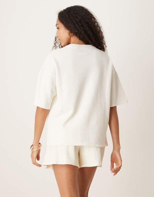 ASOS DESIGN stickad slub avslappnad t-shirt i crème - Image 3