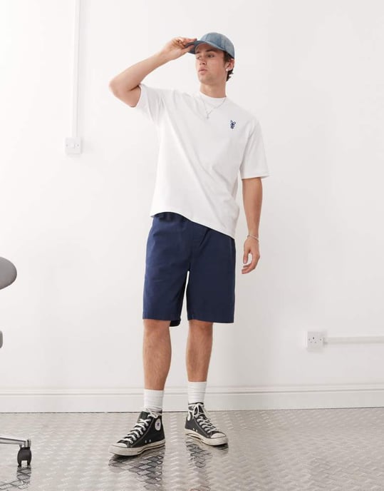 Veckodagsavslappnad passform t-shirt med frambroderad grafik i vitt - Image 2