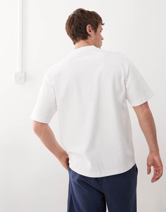 Veckodagsavslappnad passform t-shirt med frambroderad grafik i vitt - Image 4