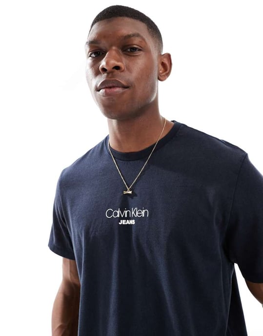Calvin Klein Jeans liten central logotyp t-shirt i marinblå - Image 3