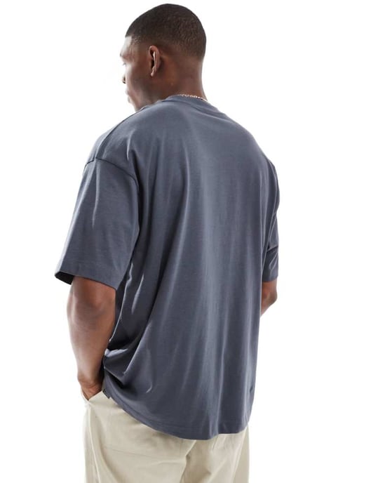 ASOS DESIGN Essentials 2-pack överdimensionerade t-shirts i gräddfärg och kolgrå - Image 2