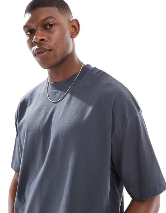 ASOS DESIGN Essentials 2-pack överdimensionerade t-shirts i gräddfärg och kolgrå - Image 3