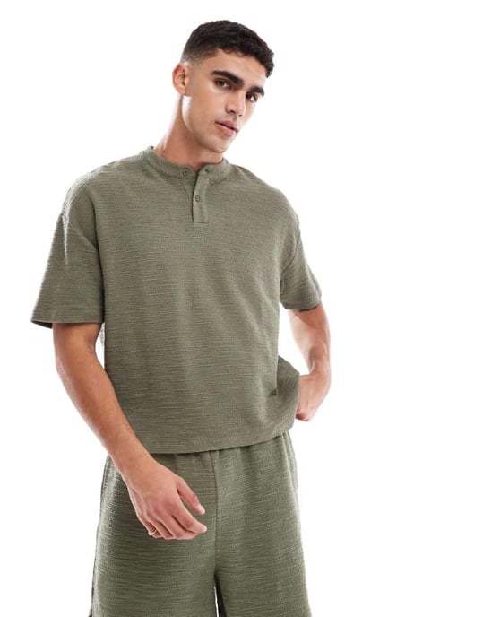 ASOS DESIGN oversized boxig t-shirt i koord med henley-krage i khaki boucle - Image 1