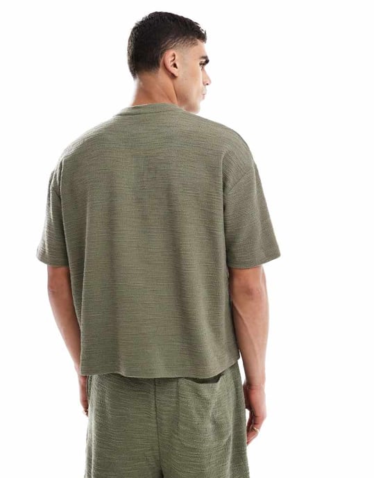 ASOS DESIGN oversized boxig t-shirt i koord med henley-krage i khaki boucle - Image 2