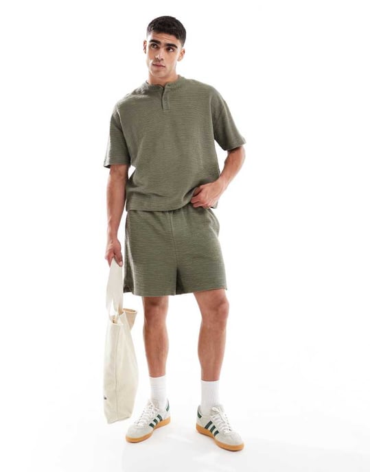 ASOS DESIGN oversized boxig t-shirt i koord med henley-krage i khaki boucle - Image 3