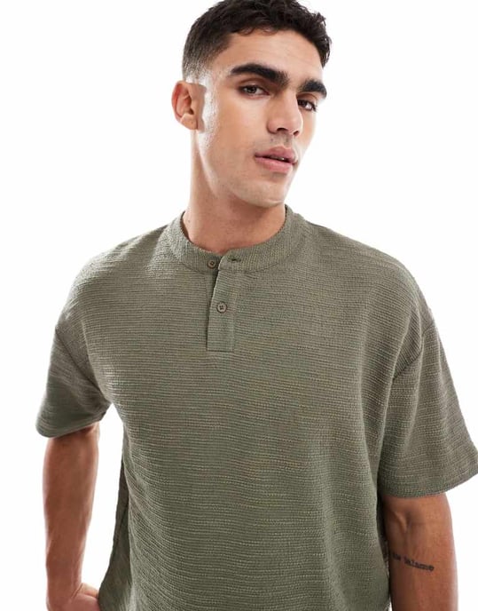 ASOS DESIGN oversized boxig t-shirt i koord med henley-krage i khaki boucle - Image 4