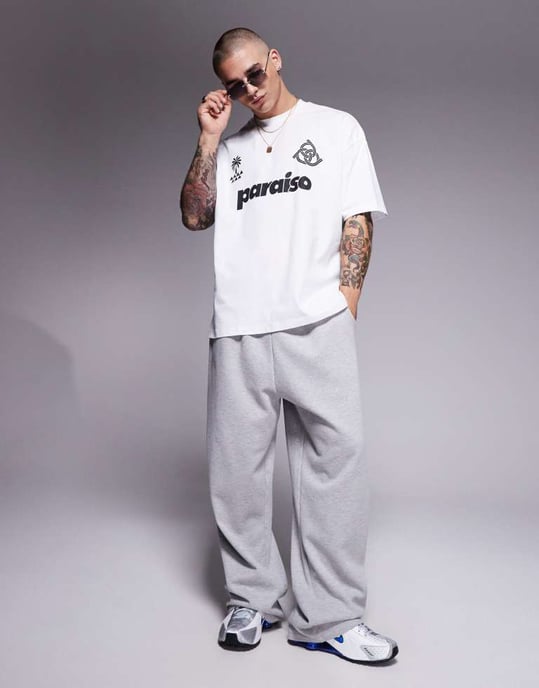 ASOS DESIGN oversized t-shirt med fotbollstryck i vitt - Image 2