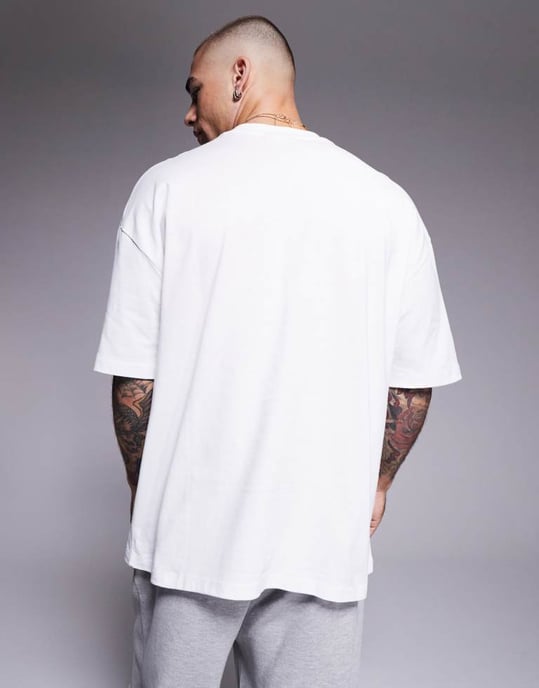 ASOS DESIGN oversized t-shirt med fotbollstryck i vitt - Image 3