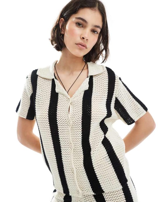 Pieces virkad boxy polo topp set i svart och vit randig - Image 2