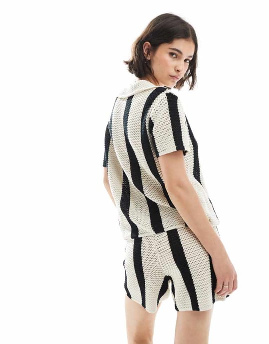 Pieces virkad boxy polo topp set i svart och vit randig - Image 4