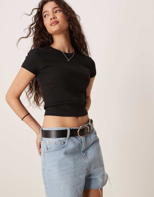 Gina Tricot kortärmad slim fit topp i svart - Image 1