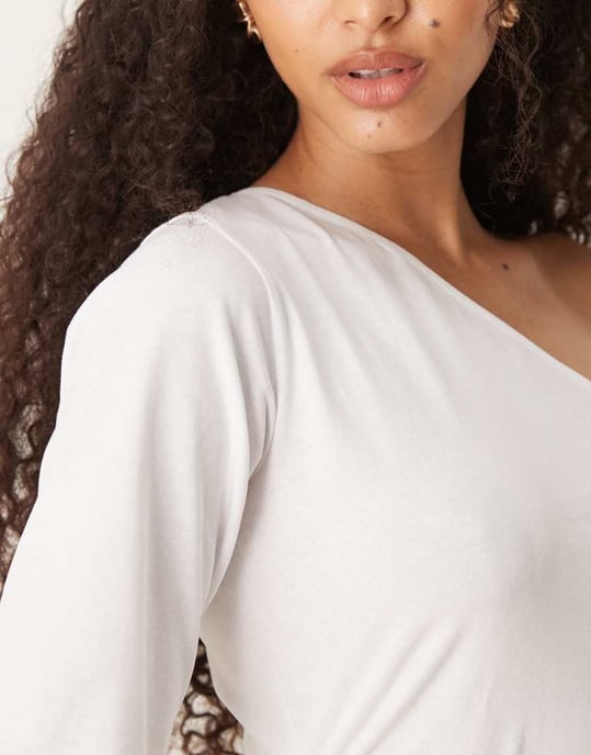 ASOS DESIGN asymmetrisk insvängd t-shirt i vitt - Image 2