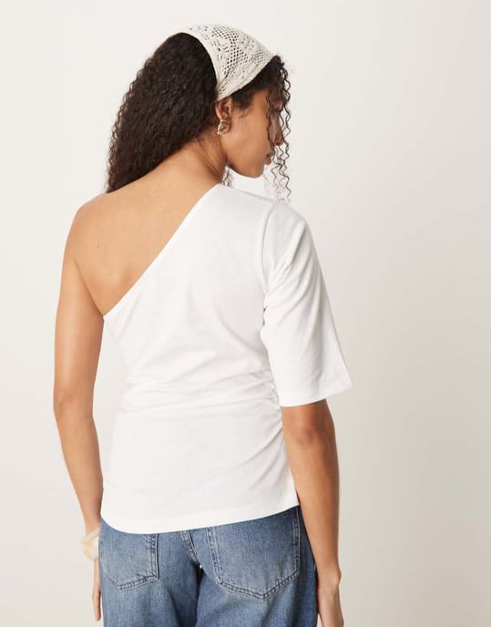 ASOS DESIGN asymmetrisk insvängd t-shirt i vitt - Image 3