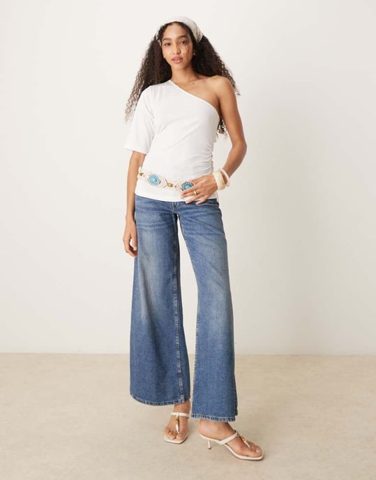 ASOS DESIGN asymmetrisk insvängd t-shirt i vitt - Image 4