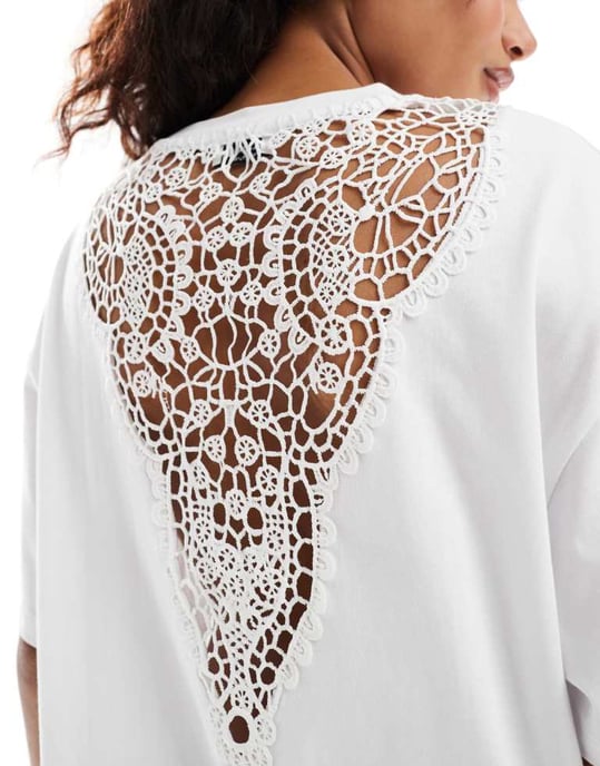 Miss Selfridge t-shirt med spetsinsättning i ryggen i vitt - Image 4