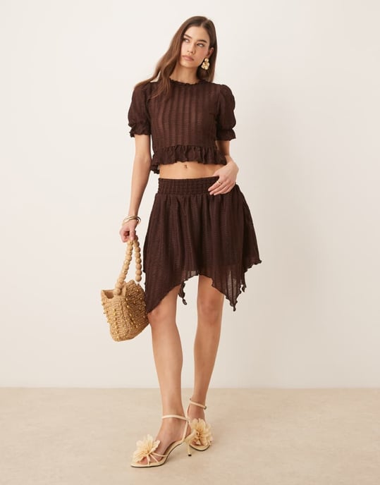 ASOS DESIGN koordinerad texturerad skjorta med rynkdetaljer och volanger i brunt - Image 2