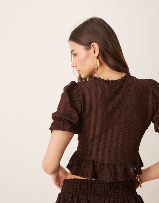 ASOS DESIGN koordinerad texturerad skjorta med rynkdetaljer och volanger i brunt - Image 3