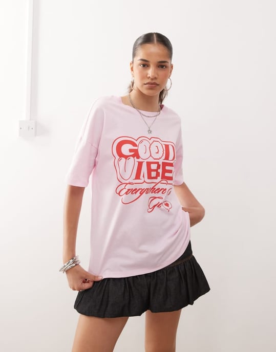 Noisy May överdimensionerad t-shirt med bra vibbar grafik i ljusrosa - Image 1