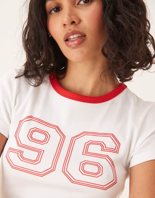 Gina Tricot kortärmad slim fit T-shirt med nummer 96 tryck och röda detaljer i vitt - Image 2