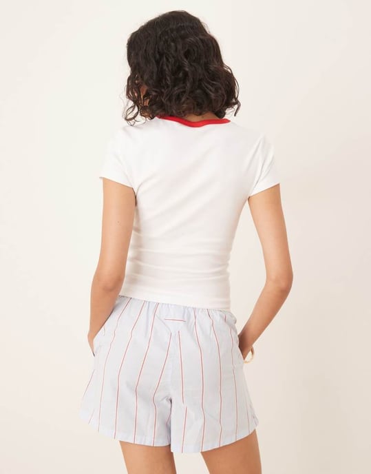 Gina Tricot kortärmad slim fit T-shirt med nummer 96 tryck och röda detaljer i vitt - Image 3