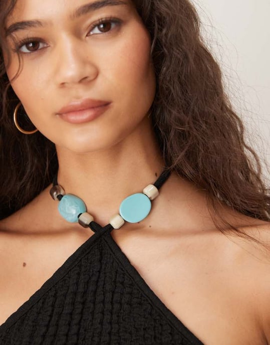 ASOS DESIGN texturerad halterneck med pärldetaljer i svart - Image 3