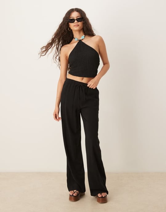 ASOS DESIGN texturerad halterneck med pärldetaljer i svart - Image 4