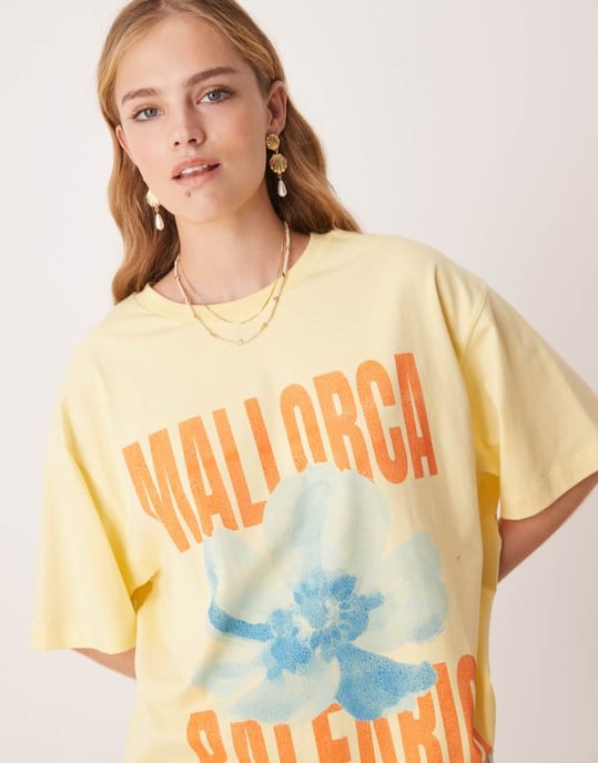 ASOS DESIGN oversize t-shirt med Mallorca-grafik i gult - Image 2