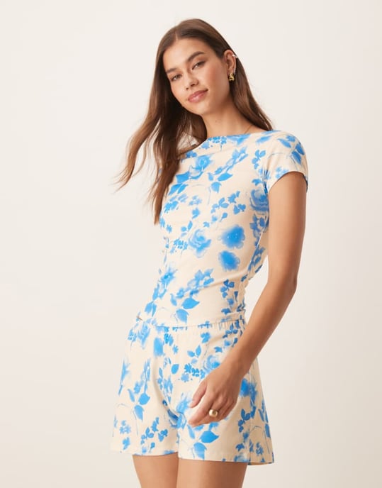 ASOS DESIGN rynkad sida asymmetrisk båtkrage t-shirt-set i gul och blå blommig print - Image 1