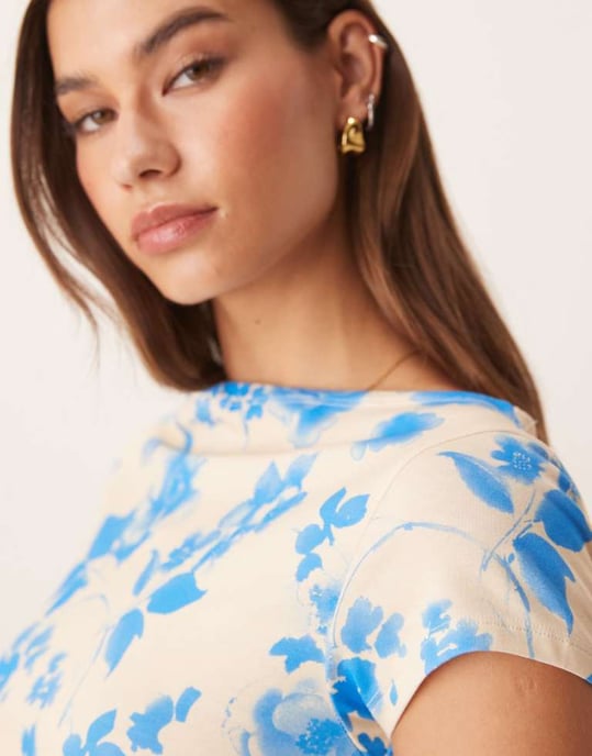 ASOS DESIGN rynkad sida asymmetrisk båtkrage t-shirt-set i gul och blå blommig print - Image 2