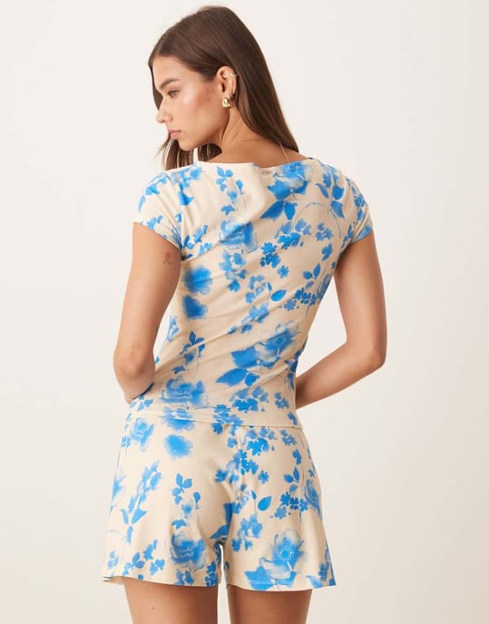ASOS DESIGN rynkad sida asymmetrisk båtkrage t-shirt-set i gul och blå blommig print - Image 4